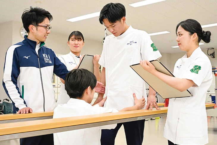 理学療法士の実習　歩行訓練