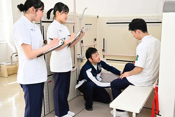 作業療法士の実習　入浴動作シミュレーションシステム